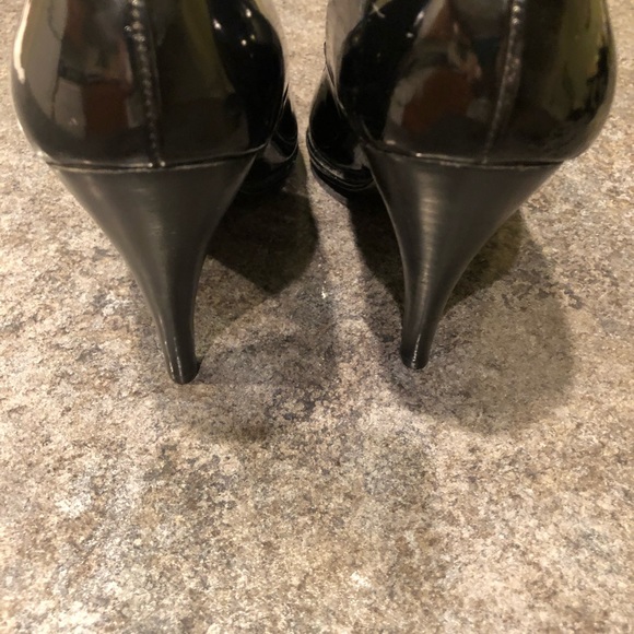 SIMPLY VERA WANG “Cherie” Pointy Toed Patent Pump with 4-1/4” Heel! Beautiful!🌷 - Picture 6 of 9